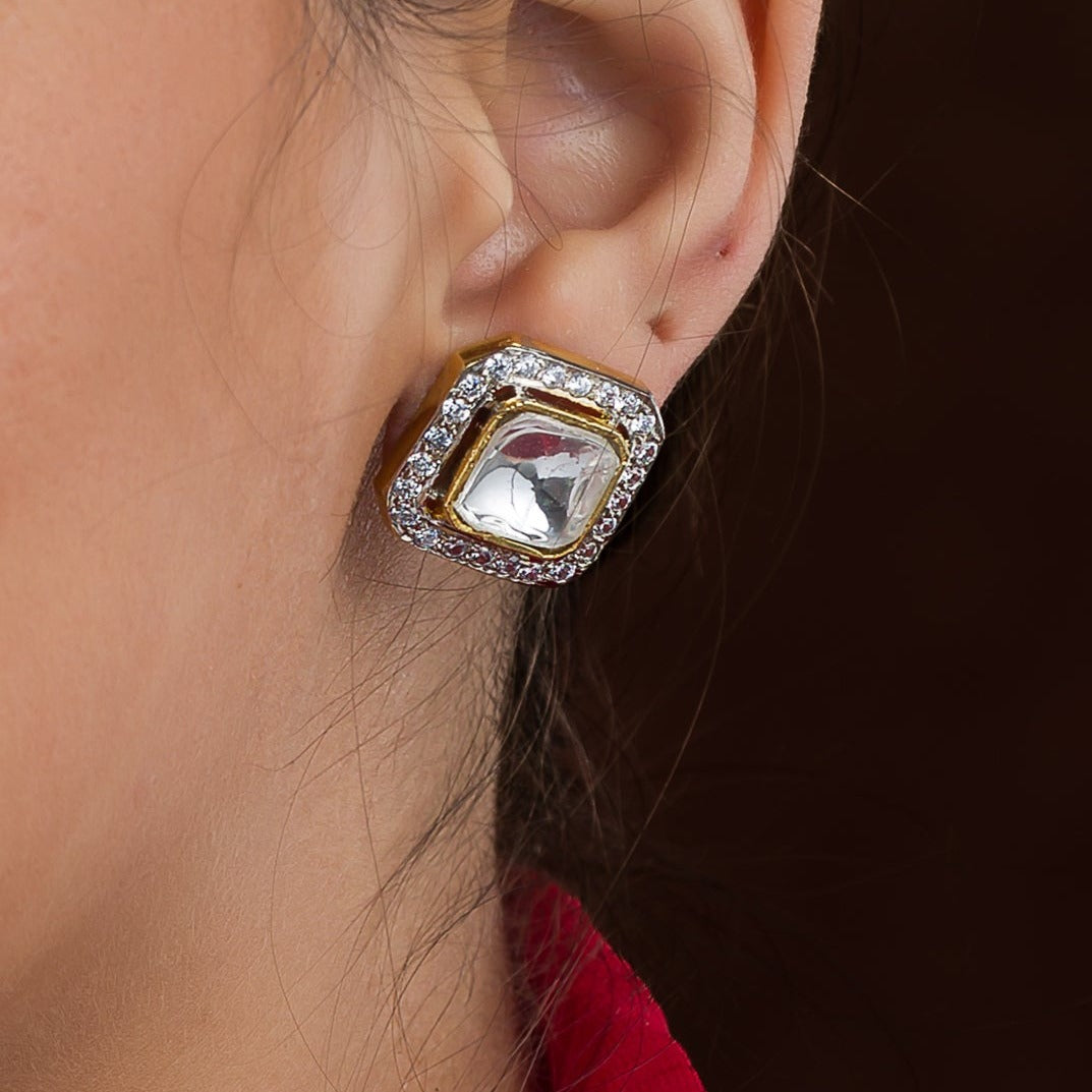 A single Shahd Earring is showcased on a model's ear