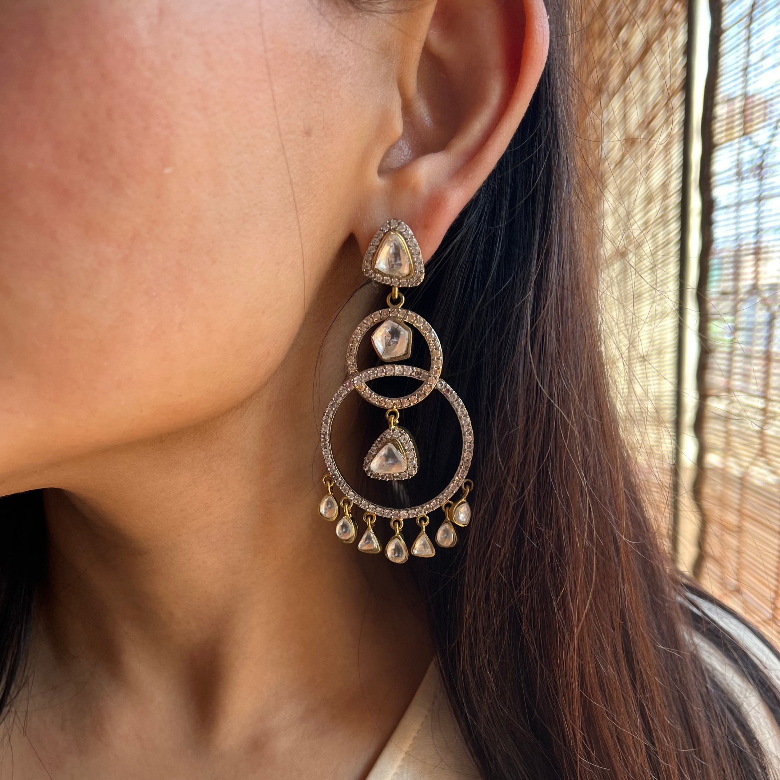 Model is flaunting with Vasundhara's Erina Earrings 