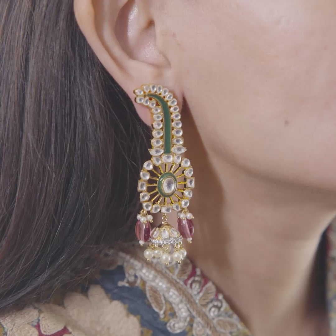 Framing the ear, Vasundhara’s Suhani Earring features curved kundan design, pink beads, and delicate pearl accents.